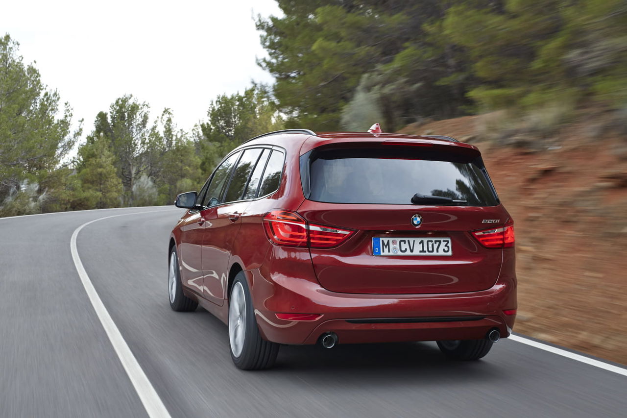 Vista dinámica del BMW Serie 2 Gran Tourer, enfatizando su diseño trasero y lateral.