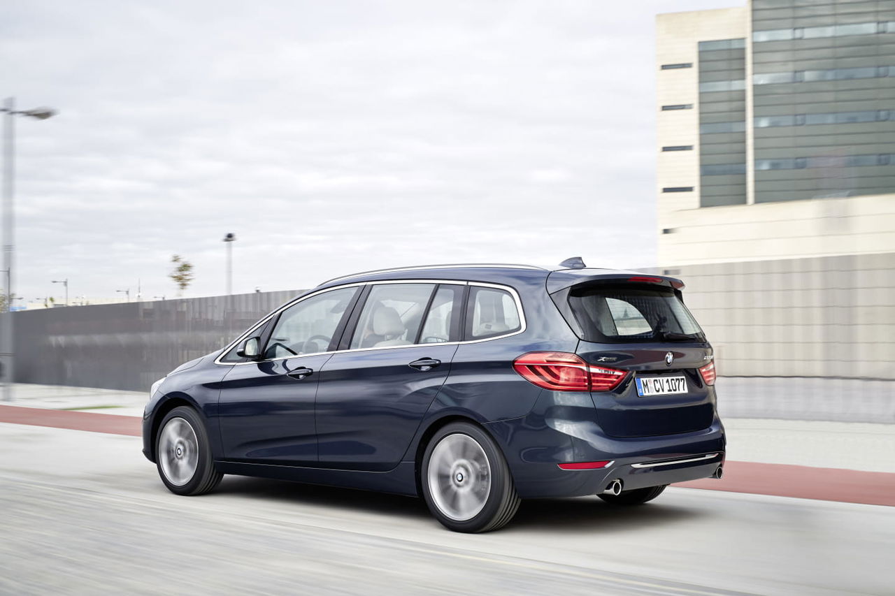 Vista lateral y trasera del BMW Serie 2 Gran Tourer, mostrando su diseño y proporciones.