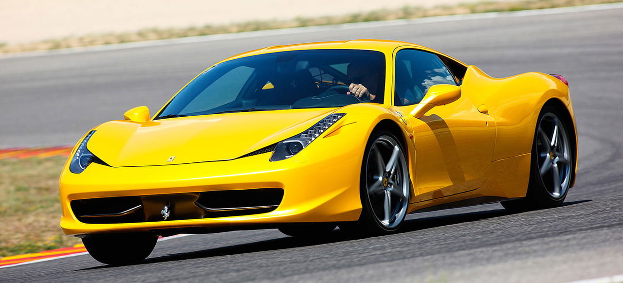 Ferrari 458M capturado en pleno dinamismo, mostrando su estilizada silueta lateral.