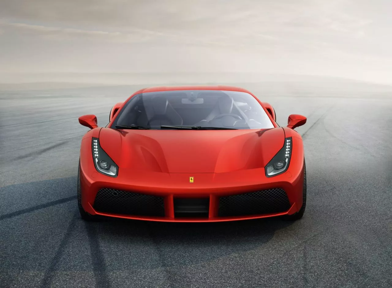 Vista frontal del Ferrari 488 resaltando su diseño aerodinámico.