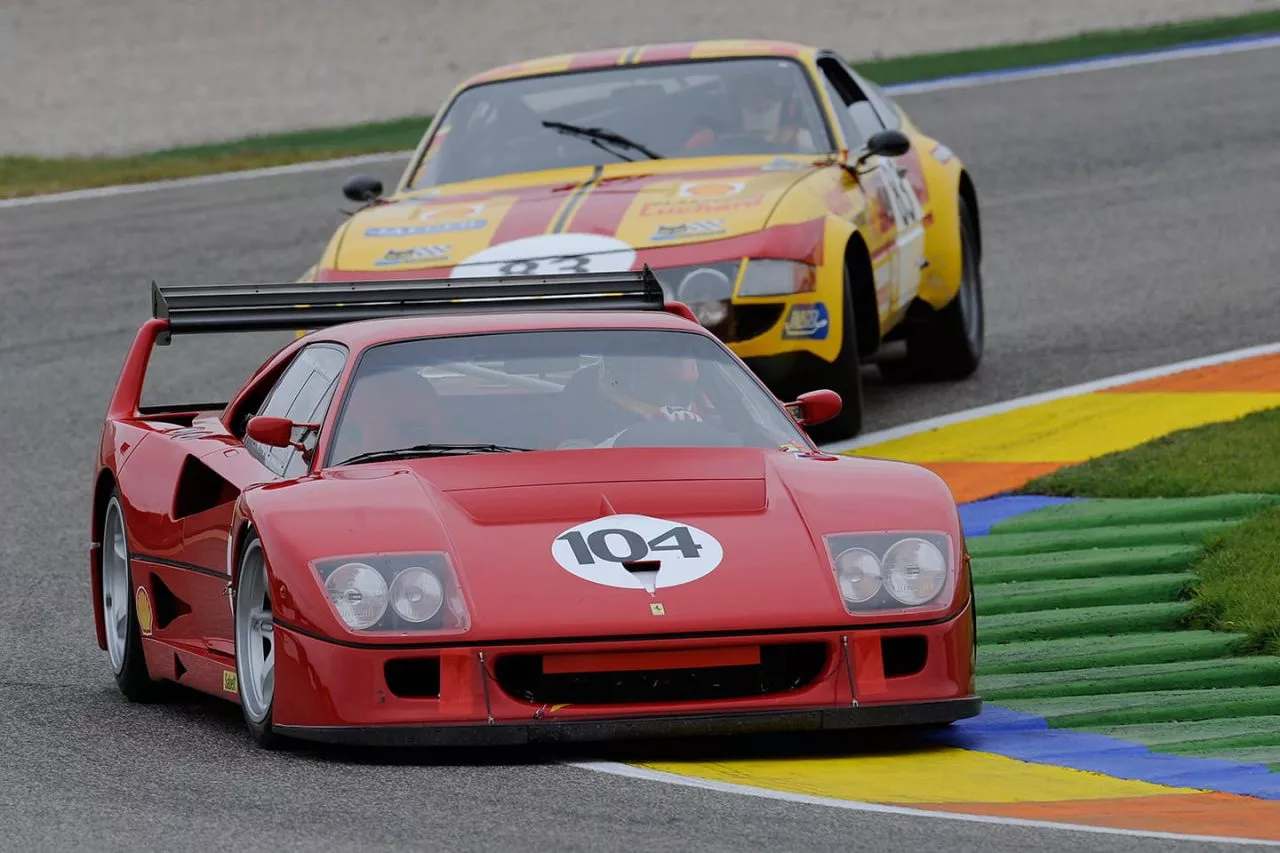 Ferrari F40 en plena competición marcando la curva con destreza.