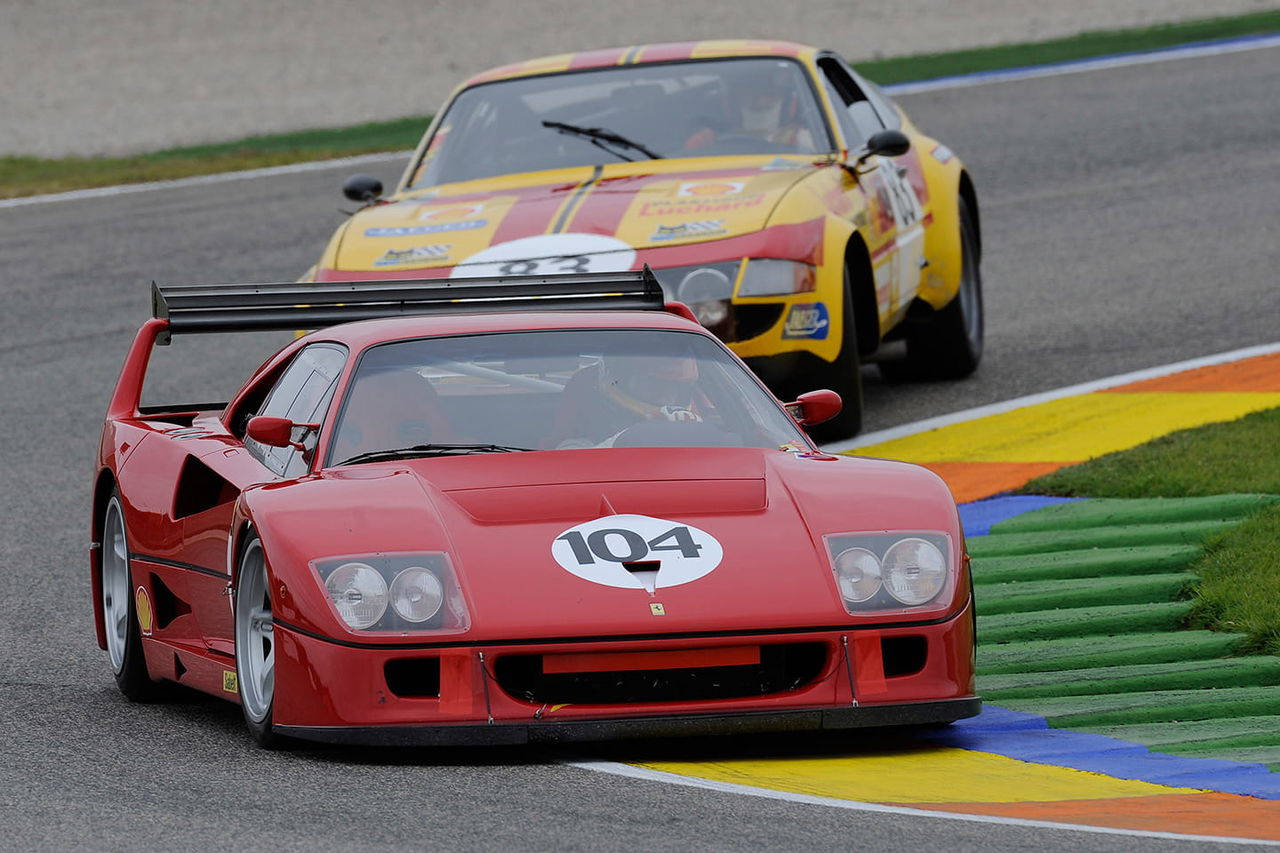 Ferrari F40 en plena competición marcando la curva con destreza.