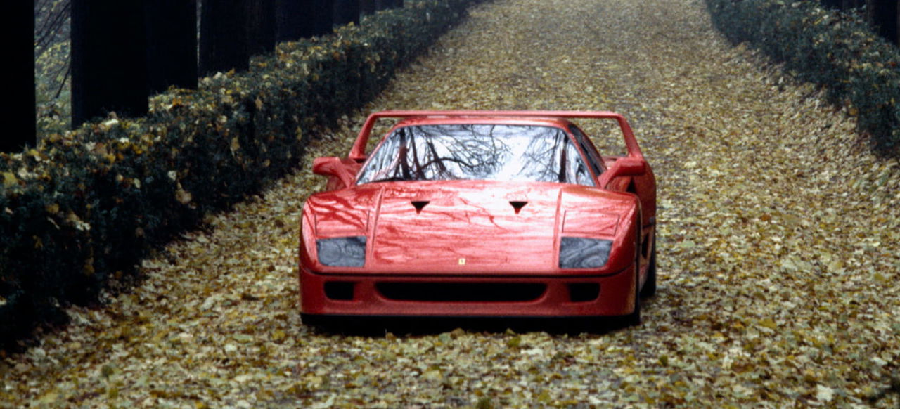 Vista delantera del Ferrari F40 destacando su diseño agresivo y emblemático.