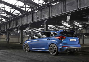 Vista lateral y trasera del Ford Focus RS en tonalidad azul.