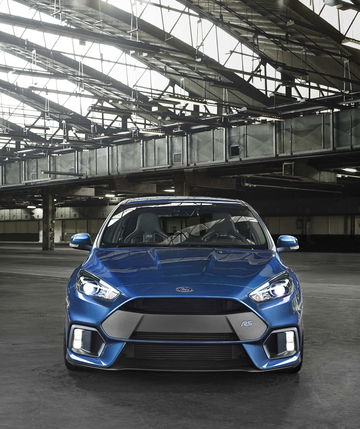 Vista frontal del Ford Focus RS revelando su agresiva parrilla y faros.