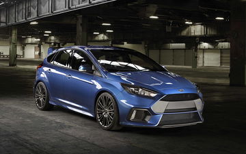 Vista dinámica del Ford Focus RS resaltando su diseño agresivo.