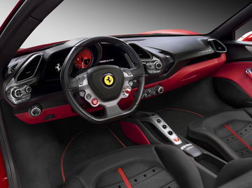 Cockpit del Ferrari 488 con volante y controles centrales.