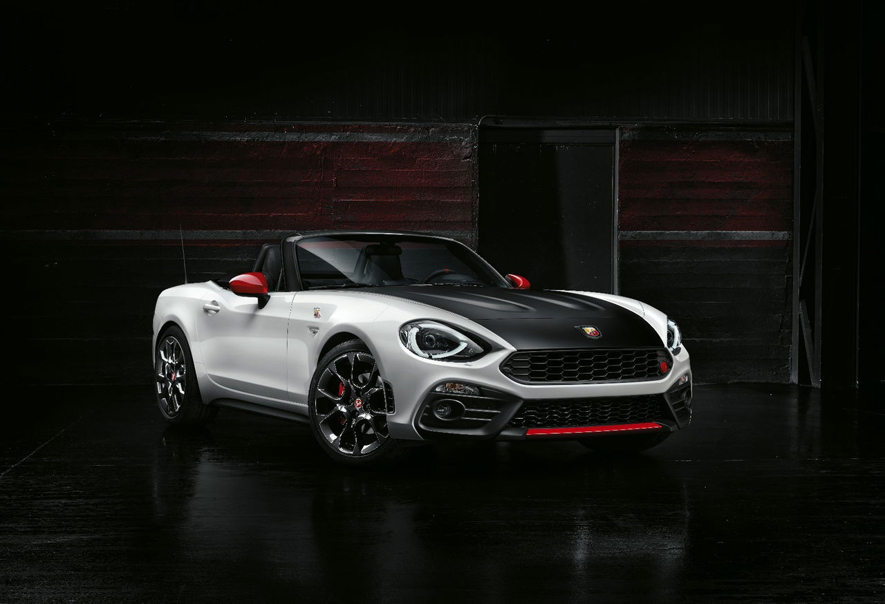 Vista angular delantera del Abarth 124 Spider, mostrando su diseño deportivo.