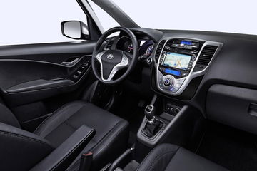 Vista frontal de los asientos y panel de instrumentos del Hyundai ix20.