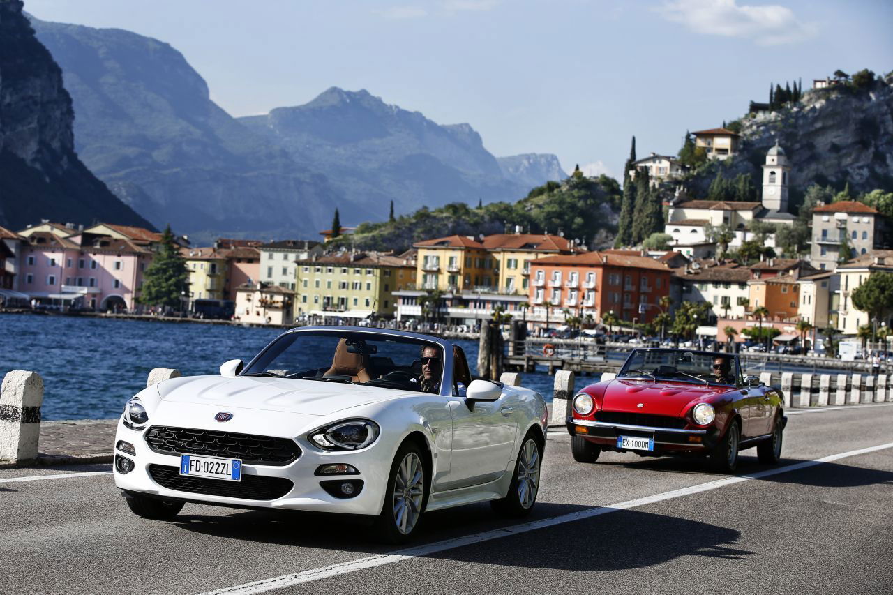 Fiat 124 Spider en movimiento, vista delantera y lateral.