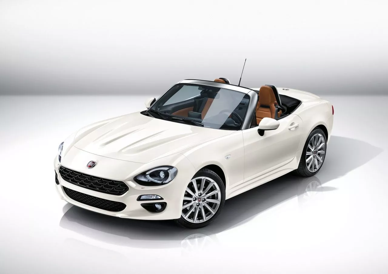 Vista angular delantera que muestra el diseño y líneas del Fiat 124 Spider.