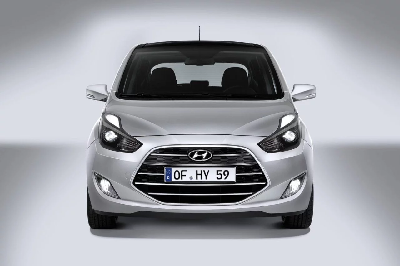 Vista frontal del Hyundai ix20, destacando su parrilla y faros característicos.