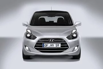 Vista frontal del Hyundai ix20, destacando su parrilla y faros característicos.