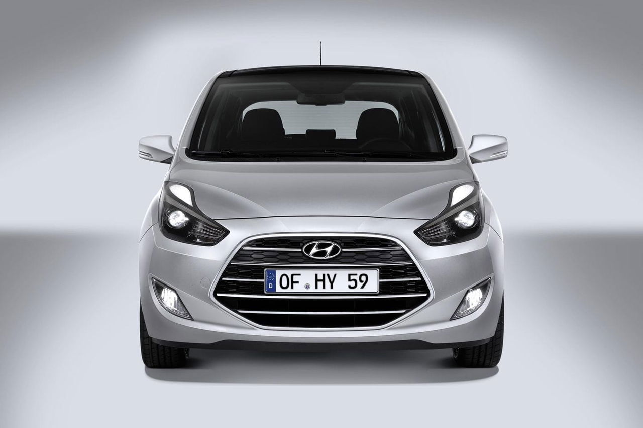 Vista frontal del Hyundai ix20, destacando su parrilla y faros característicos.