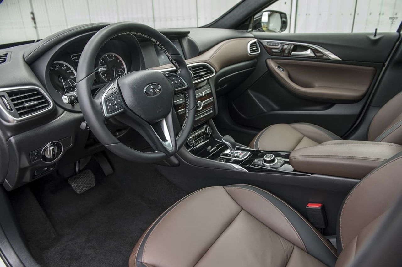 Vista del interior del Infiniti QX30 con énfasis en asientos y acabados.