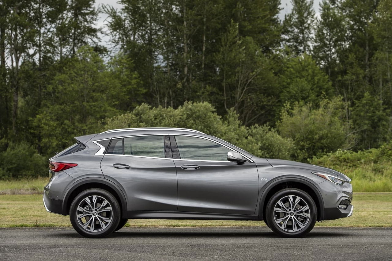 Vista lateral del Infiniti QX30 destacando su diseño aerodinámico