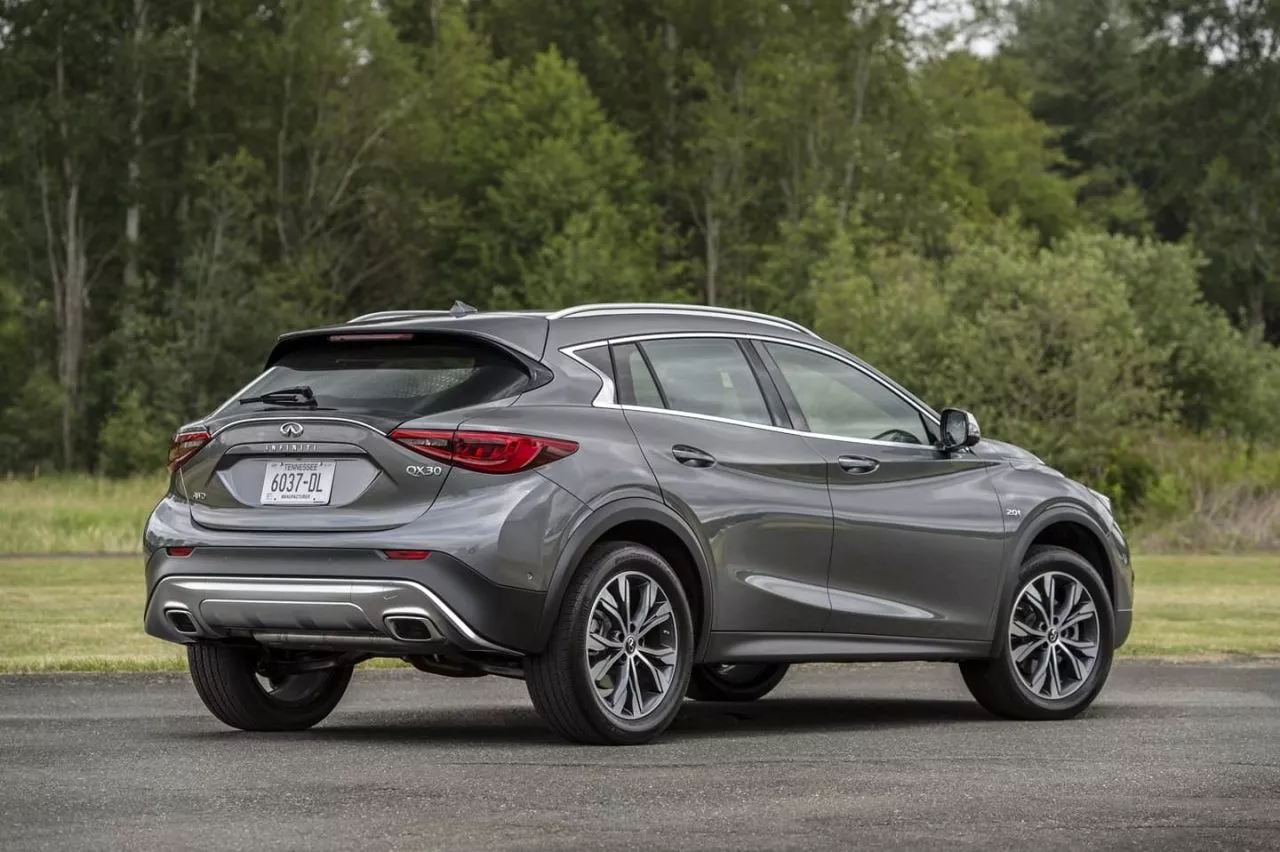 Vista lateral del Infiniti QX30 destacando su diseño aerodinámico.