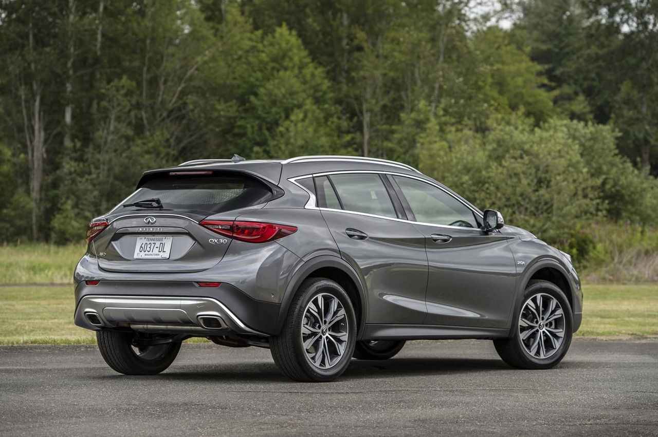 Vista lateral del Infiniti QX30 destacando su diseño aerodinámico.