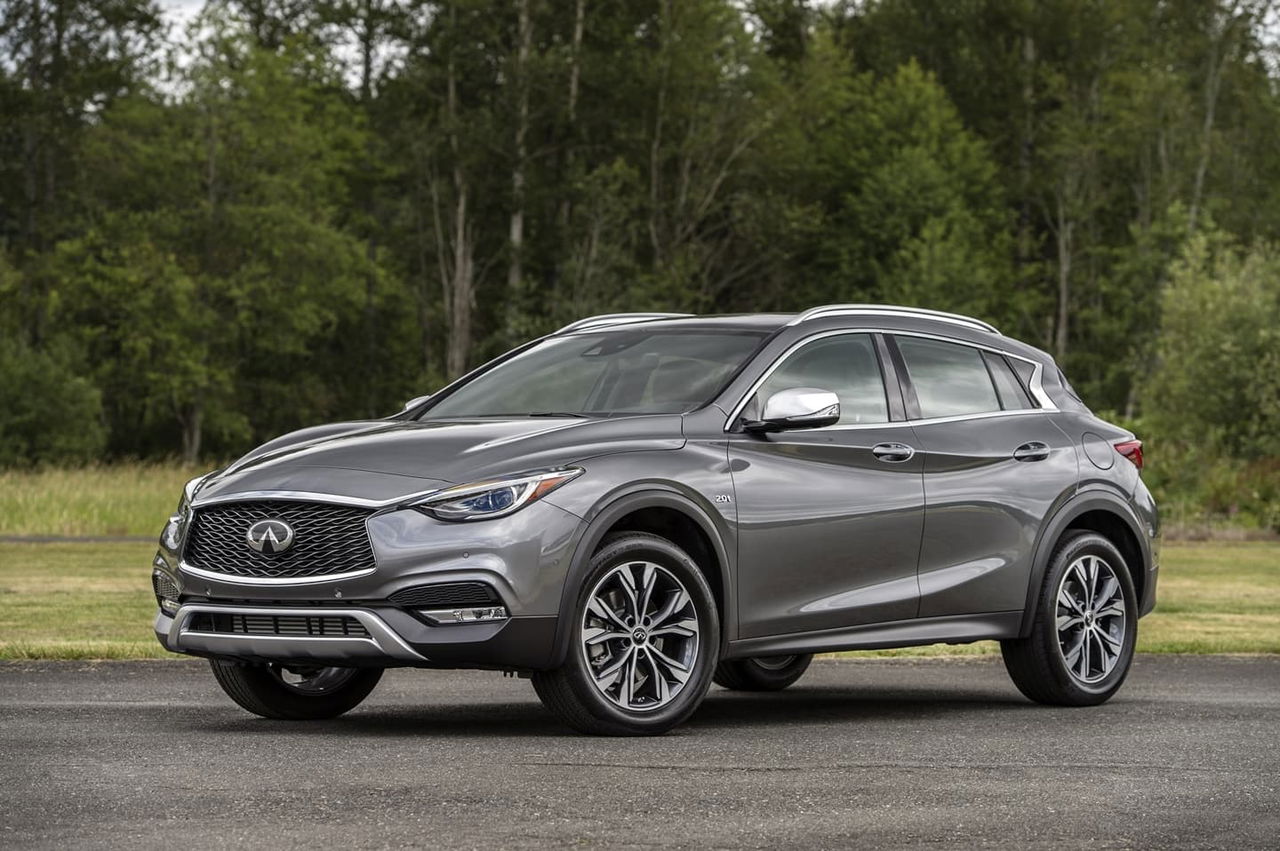 Perfil lateral del Infiniti QX30 resaltando su elegante diseño.