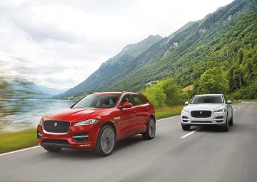 Vista lateral del Jaguar F-PACE en conducción, destacando su dinamismo.