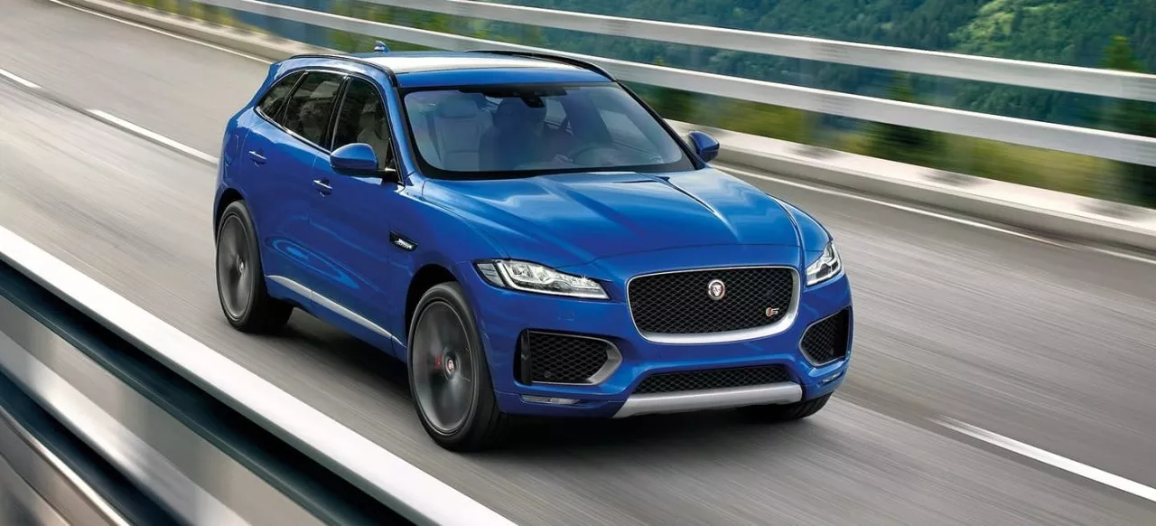 Vista dinámica lateral del Jaguar F-PACE en carretera.