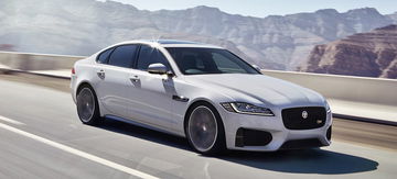 Perfil dinámico del Jaguar XF destacando su línea deportiva y elegante