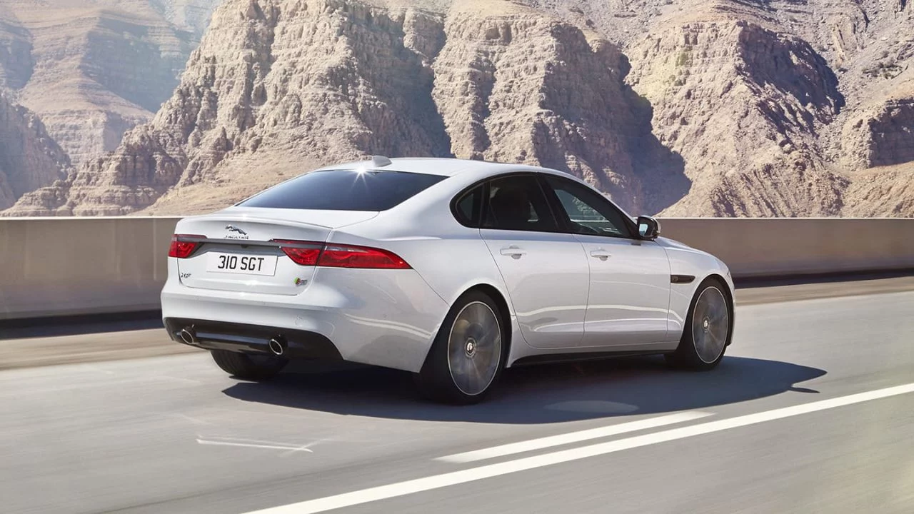 Perfil dinámico del Jaguar XF, destacando su línea elegante y deportiva.