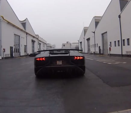 Ahora lo ves, ahora no lo ves: este vídeo del Lamborghini Aventador SV es  casi una experiencia religiosa | Diariomotor