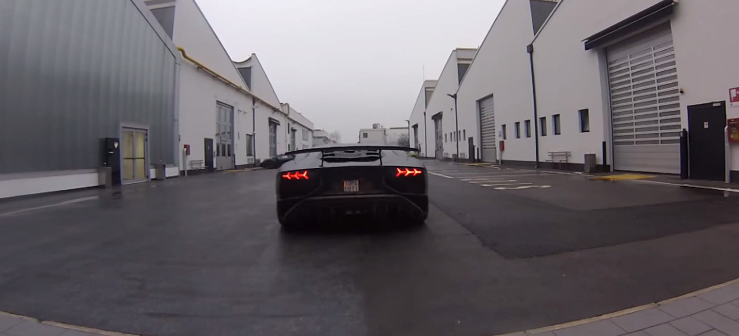 Ahora lo ves, ahora no lo ves: este vídeo del Lamborghini Aventador SV es  casi una experiencia religiosa | Diariomotor