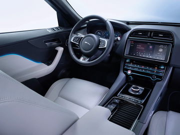 Elegante cabina del Jaguar F-PACE con asientos de cuero blanco.