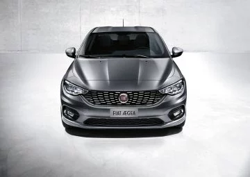 Perspectiva frontal del Fiat Aegea mostrando su diseño de parrilla y faros.