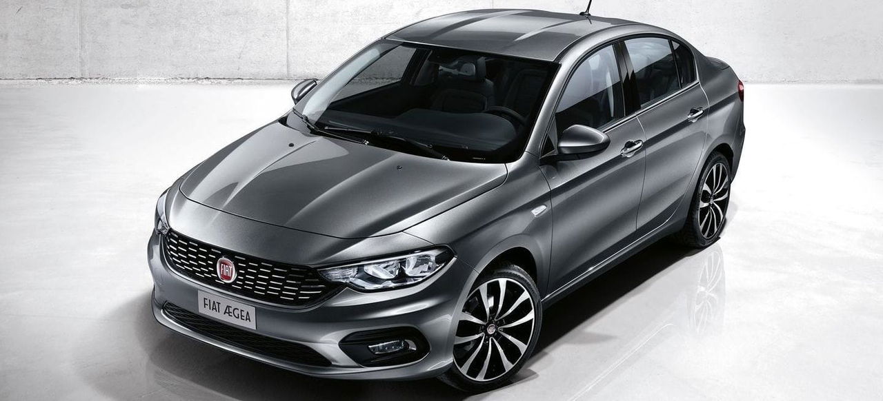 Ángulo que muestra la parte delantera y lateral del Fiat Aegea, destacando su diseño aerodinámico.