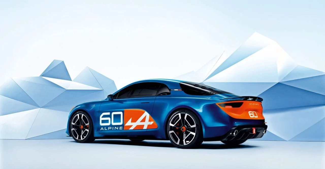 Vista lateral del Alpine A120, destacando su dinámico diseño y líneas deportivas.