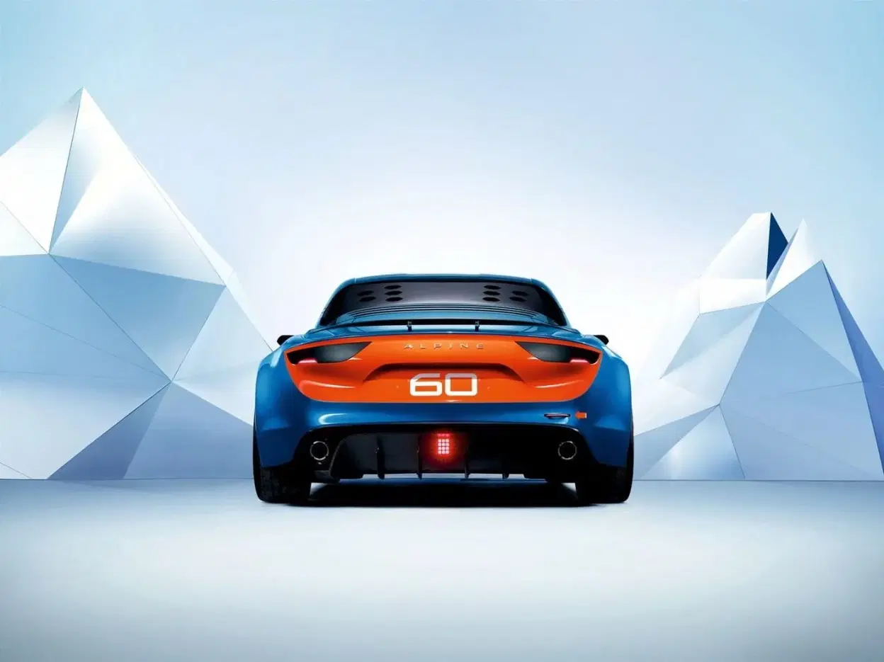 Vista trasera del Alpine A120 realzando su diseño deportivo y aerodinámico.