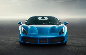 Vista delantera del Ferrari 488 Spider mostrando su inconfundible diseño aerodinámico.