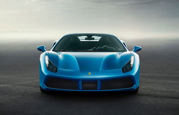 Vista delantera del Ferrari 488 Spider mostrando su inconfundible diseño aerodinámico.