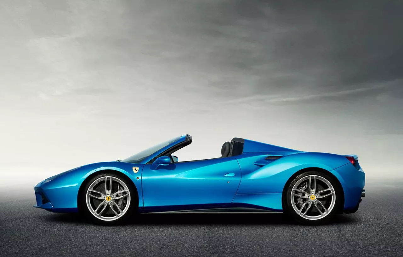 Vista lateral del Ferrari 488 Spider destacando su diseño aerodinámico.