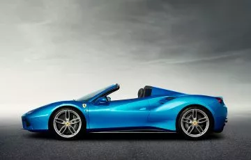 Vista lateral del Ferrari 488 Spider destacando su diseño aerodinámico.