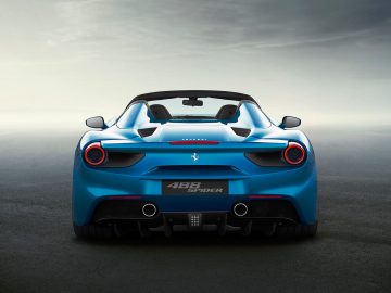 Vista trasera del Ferrari 488 Spider mostrando su distintivo diseño aerodinámico.