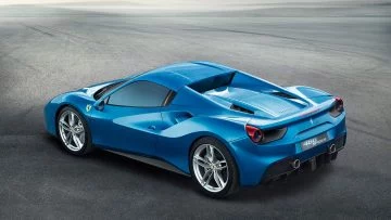 Vista de tres cuartos trasera del Ferrari 488 Spider en color azul.