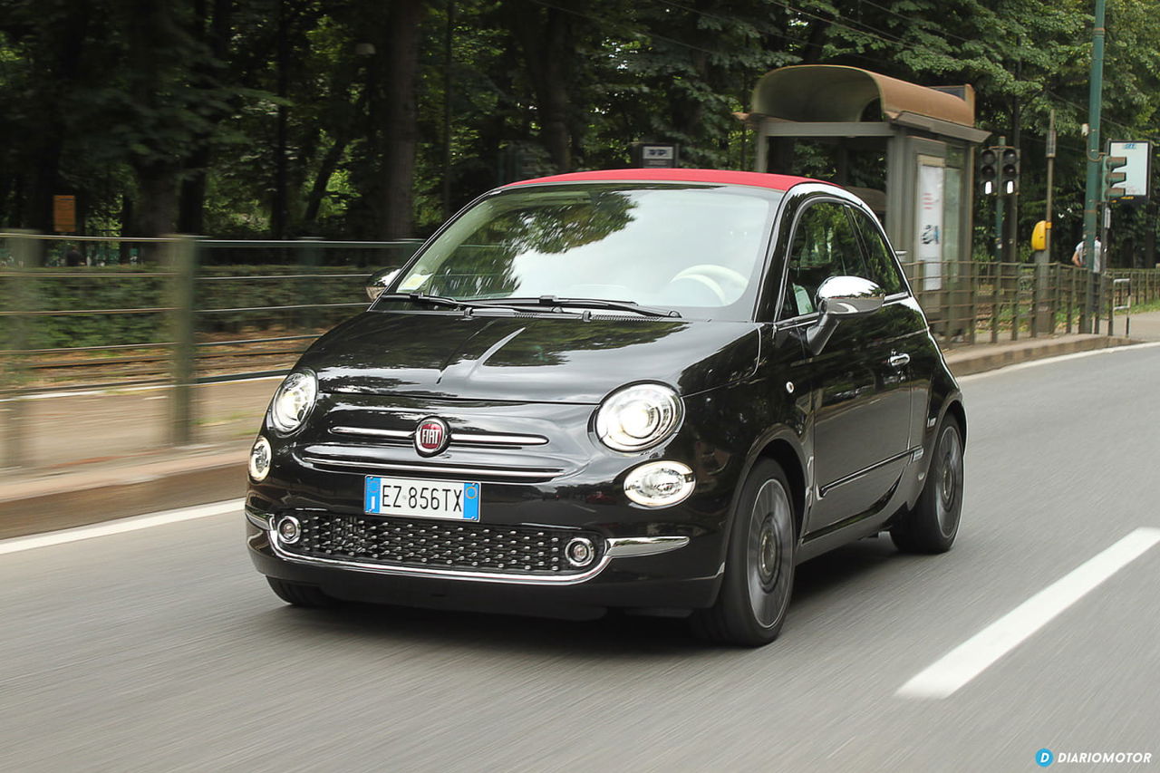 Vista dinámica del Fiat 500, destacando su frontal y línea lateral.