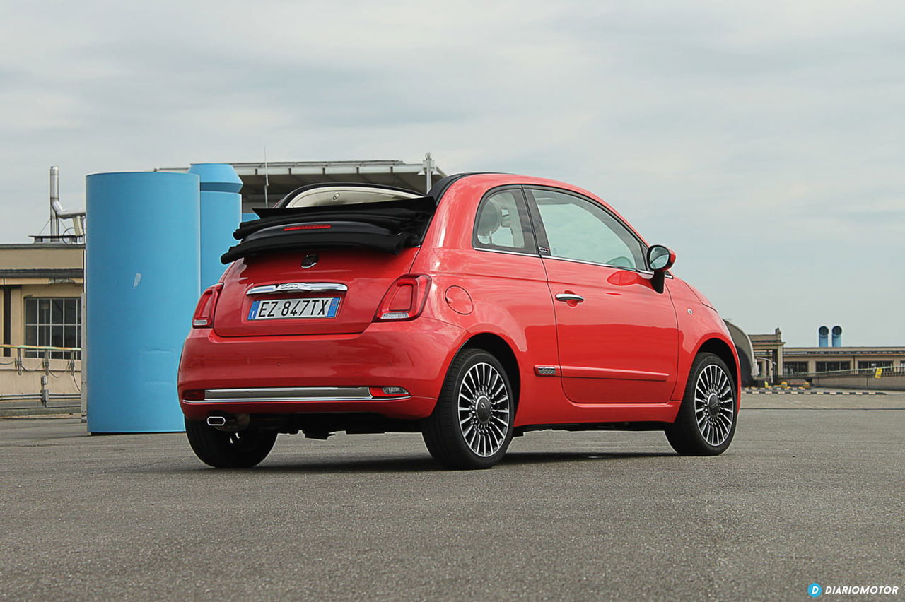 Vista lateral y trasera del Fiat 500 destacando su diseño compacto y moderno.