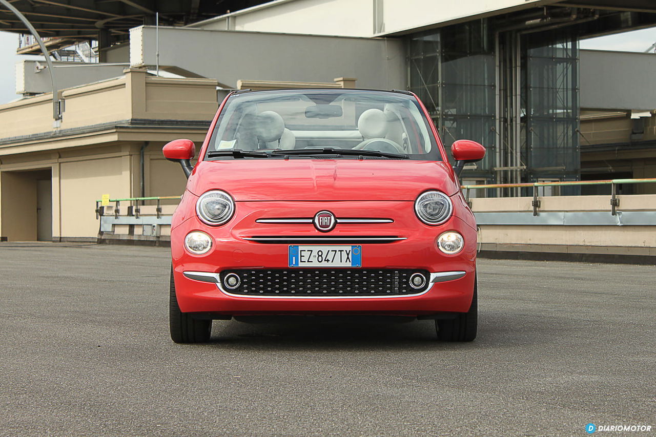 Vista frontal del icónico Fiat 500, destacando su diseño compacto y faros redondos.