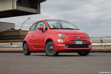 Vista lateral del Fiat 500 que muestra su diseño compacto y elegante.