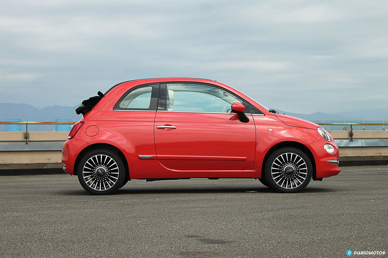 Vista lateral del Fiat 500 que muestra su icónico diseño compacto.