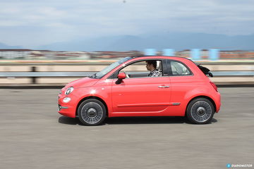 Vista lateral del Fiat 500 muestra su diseño compacto y urbano