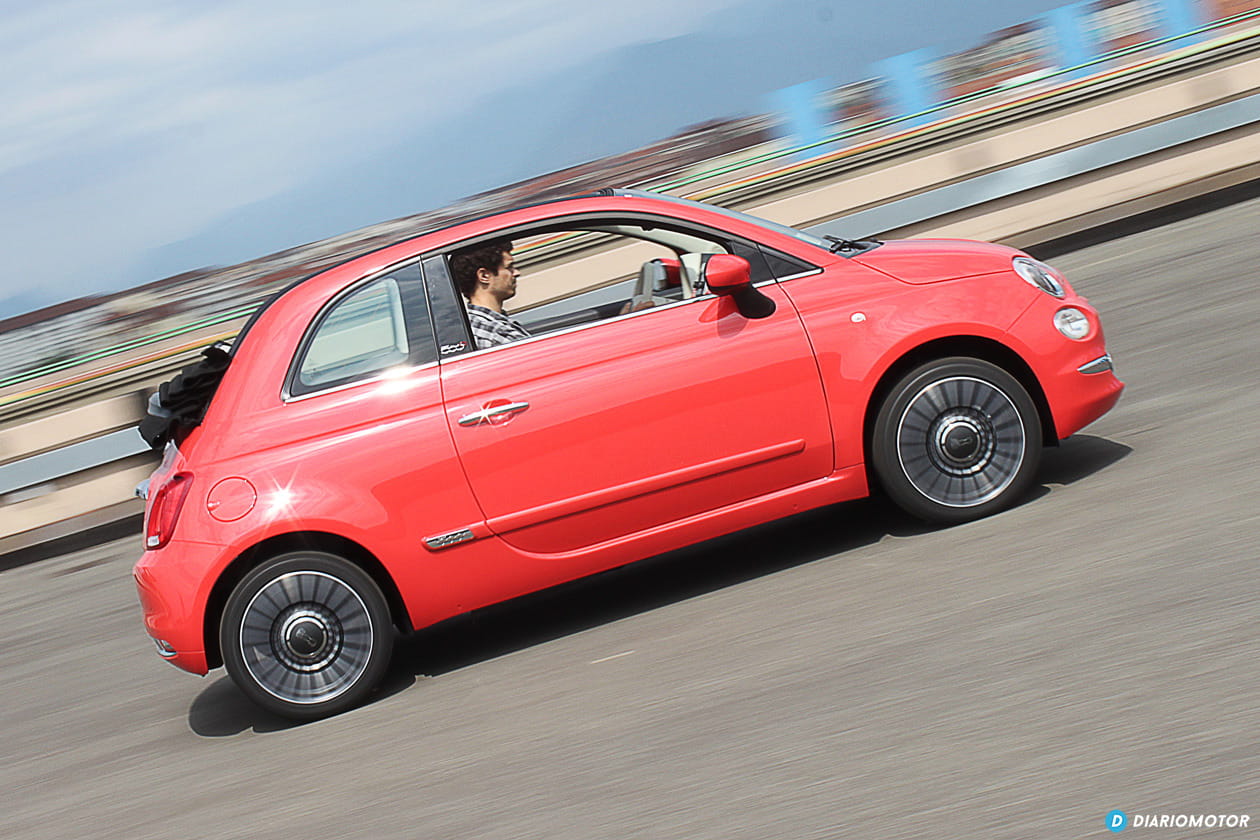 Fiat 500 captado en movimiento, destacando su diseño lateral.