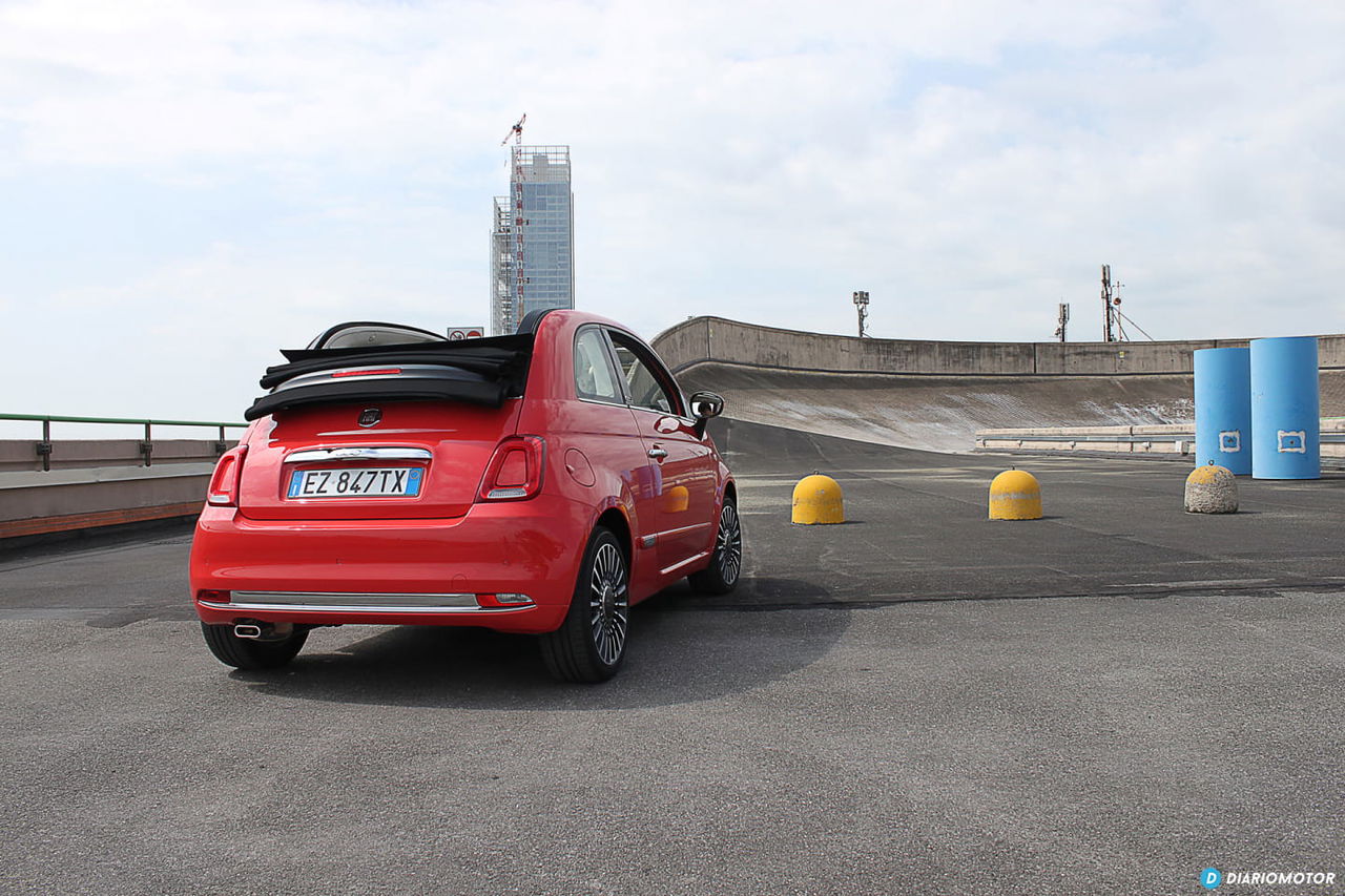 Fiat 500 rojo en dinámica, mostrando su diseño trasero y lateral característico.