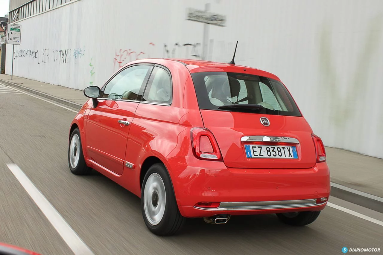 Vista trasera y lateral del icónico Fiat 500, mostrando su diseño compacto y urbano.