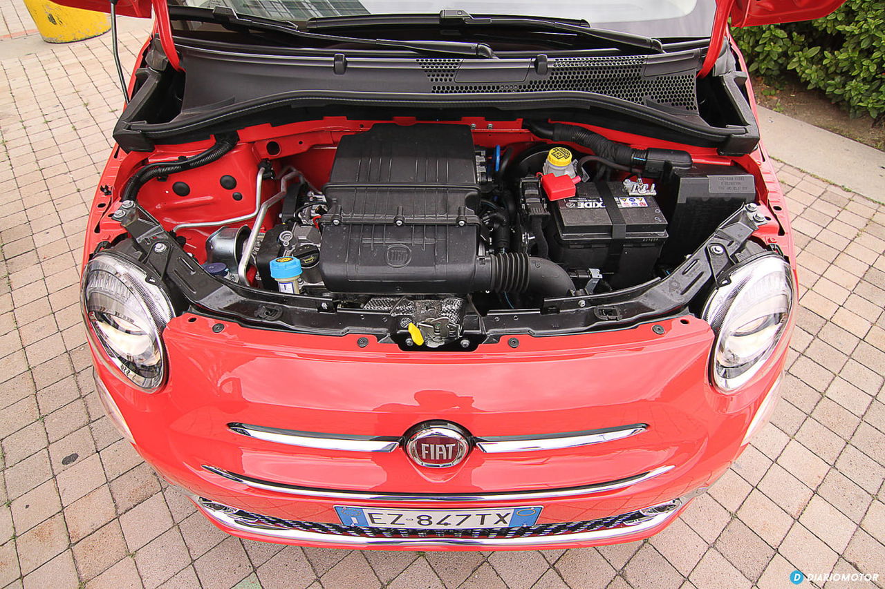 Vista detallada del motor de un Fiat 500, mostrando su configuración y componentes.